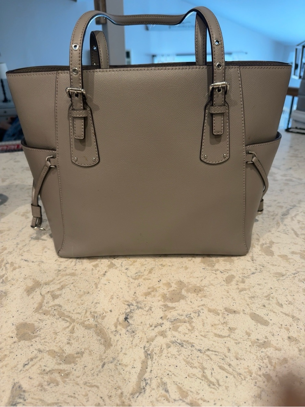 Michael Kors Voyager EW Tote Pearl Grey Saffiano Leather Large Tote Bag - Picture 3 of 8